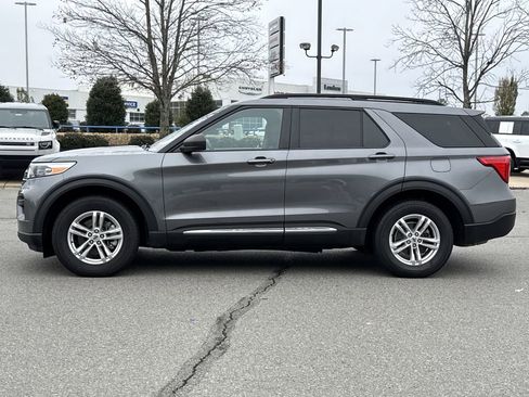Used 2022 Ford Explorer XLT image 2