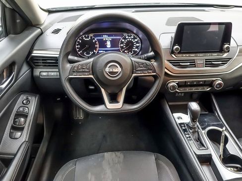 Used 2024 Nissan Altima 2.5 SV image 9