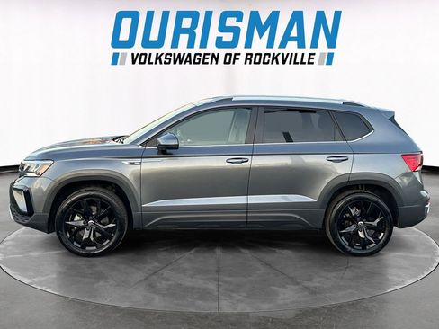 Used 2024 Volkswagen Taos SE w/ Panoramic Sunroof Package image 3