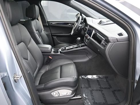 Certified 2025 Porsche Macan AWD/4WD image 30