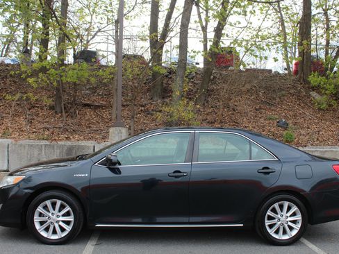Used 2012 Toyota Camry XLE w/ Leather Pkg FWD image 6