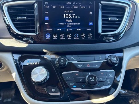 Used 2017 Chrysler Pacifica Touring-L w/ Tire & Wheel Group FWD image 33