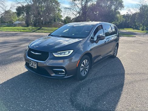 Used 2022 Chrysler Pacifica Touring-L FWD image 13