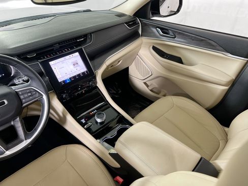 Used 2022 Jeep Grand Cherokee Limited image 23