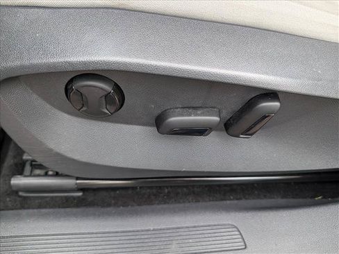 Certified 2023 Volkswagen Tiguan SE w/ Panoramic Sunroof Package FWD image 29