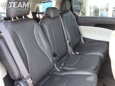 Used 2024 Kia Carnival EX image 25