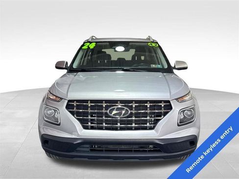 Used 2024 Hyundai Venue SEL FWD image 2