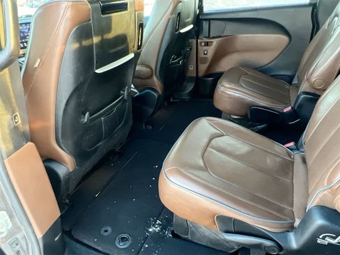 Used 2018 Chrysler Pacifica Limited w/ Tire & Wheel Group image 18