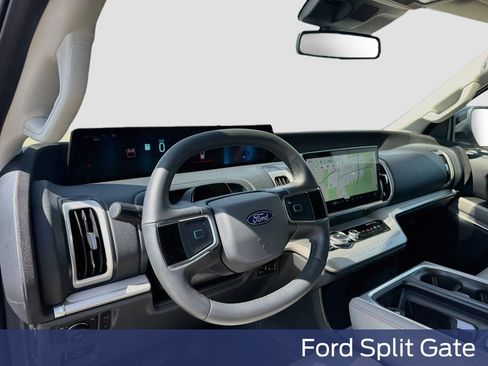 Used 2025 Ford Expedition Active AWD/4WD image 14