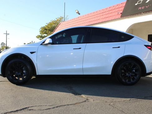 Used 2022 Tesla Model Y Long Range image 10