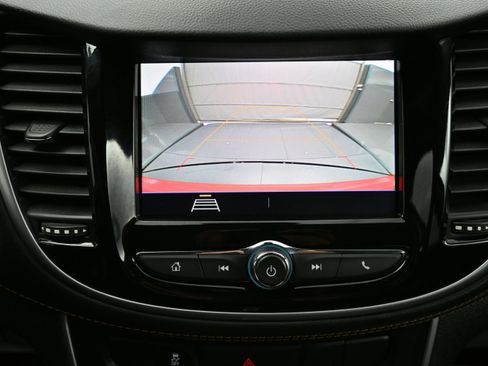 Used 2020 Chevrolet Trax LT w/ LT Convenience Package FWD image 17