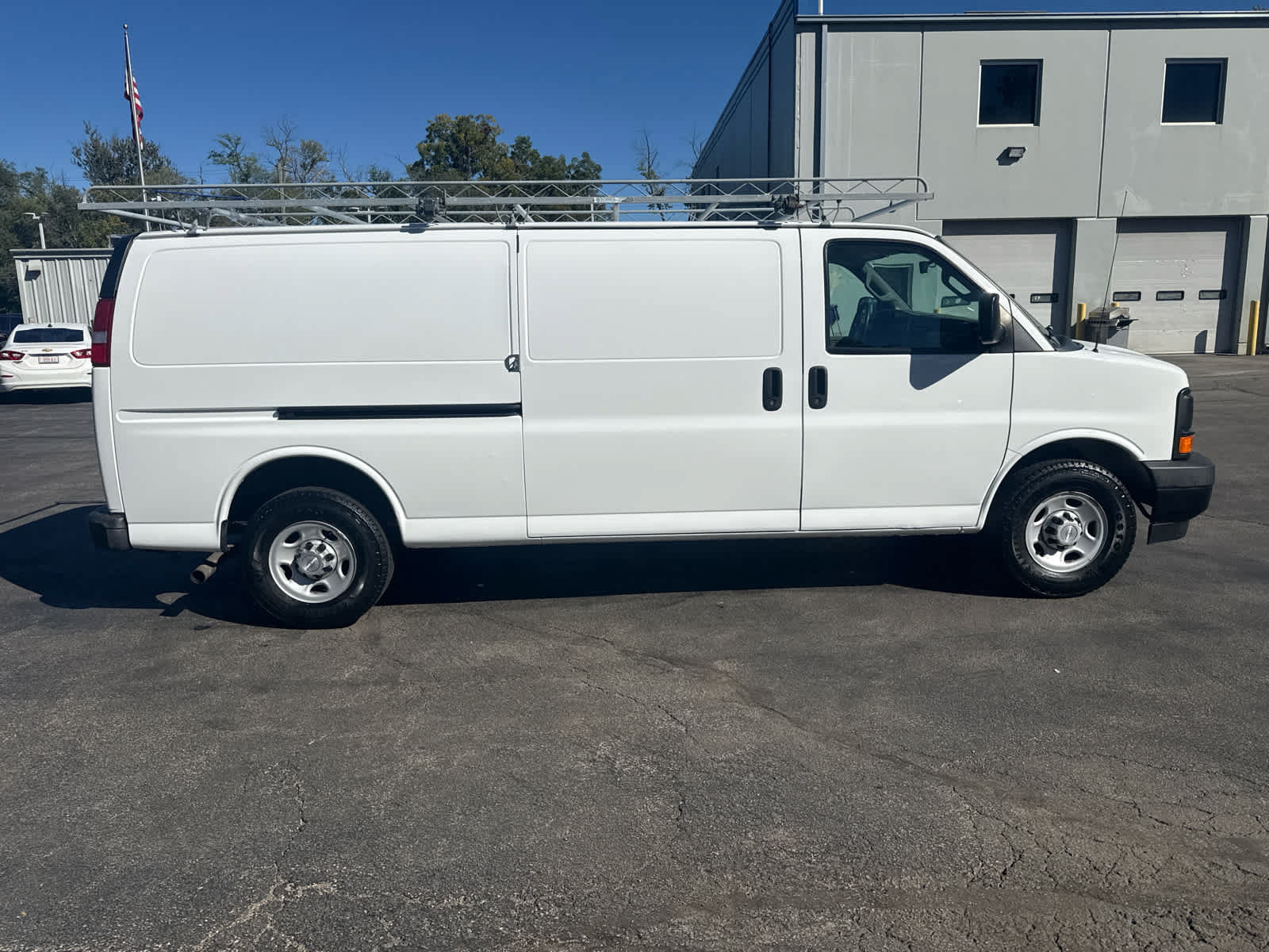 Used 2017 Chevrolet Express 3500 Extended RWD image 2