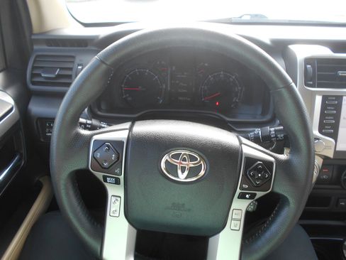 Used 2022 Toyota 4Runner SR5 Premium image 10