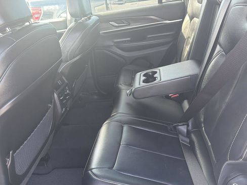 Used 2023 Jeep Grand Cherokee Limited image 11