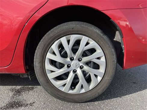 Used 2018 Toyota Corolla LE image 11