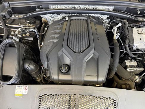 Certified 2022 Porsche Macan AWD/4WD image 27