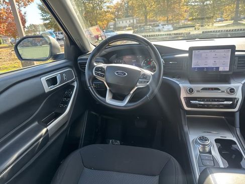 Certified 2022 Ford Explorer XLT image 11