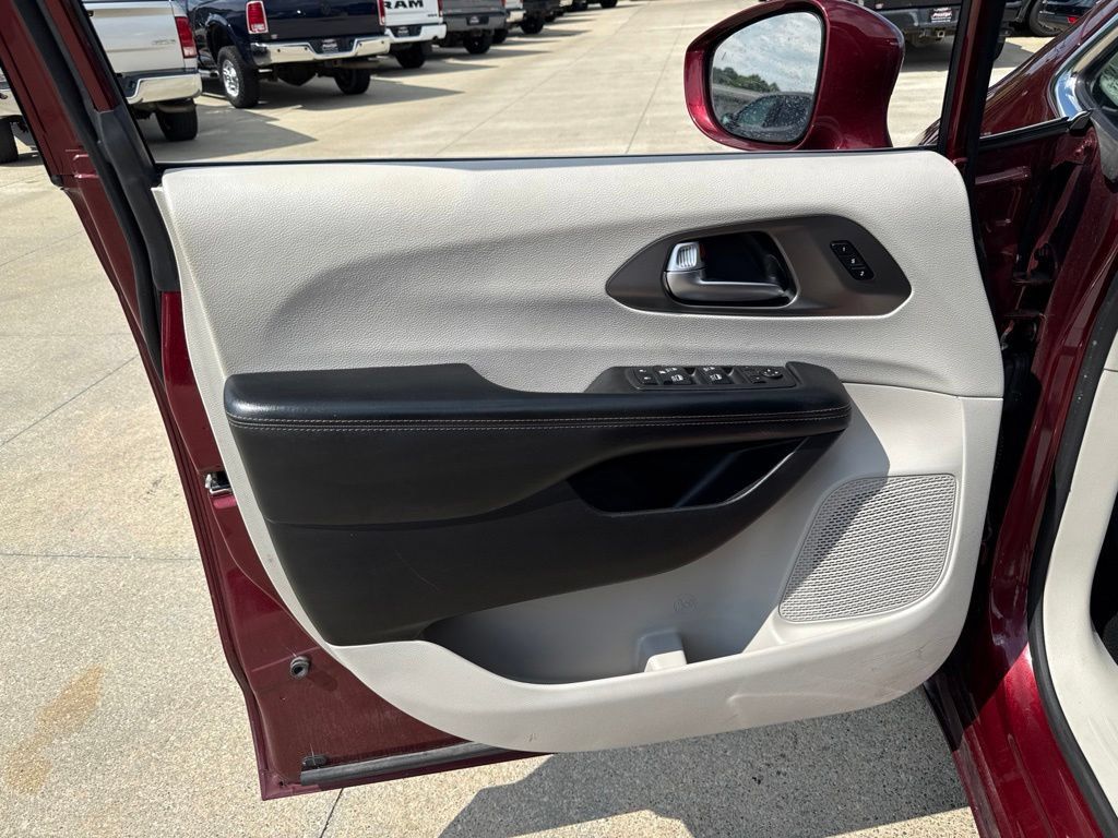 Used 2020 Chrysler Pacifica Touring-L Plus FWD image 25