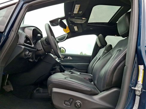 Used 2025 Chrysler Pacifica Select FWD image 11