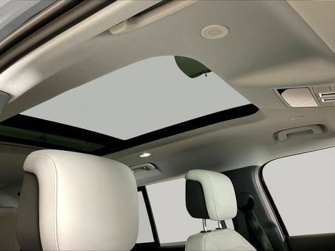 Used 2025 Land Rover Defender 110 X-Dynamic SE image 27