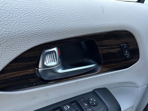 Used 2023 Chrysler Pacifica Limited image 15