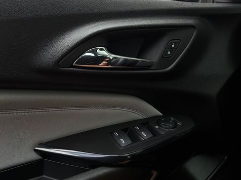 Used 2025 Chevrolet Trax LT w/ LT Convenience Package FWD image 19