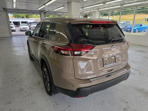 Used 2024 Nissan Rogue SV w/ SV Premium Package AWD/4WD image 3