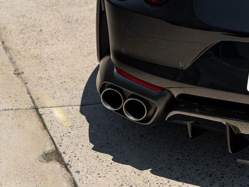 Used 2018 Ferrari 812 Superfast RWD image 18