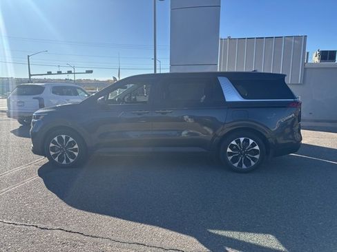 Used 2023 Kia Carnival EX image 24