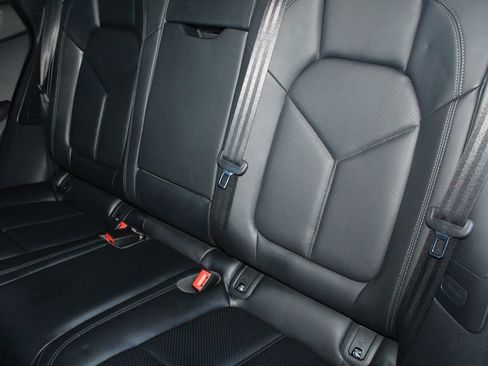 Certified 2025 Porsche Macan image 24