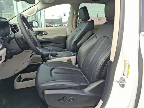 Certified 2024 Chrysler Pacifica Touring-L image 14