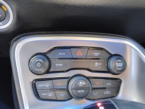 Used 2019 Dodge Challenger SXT image 15