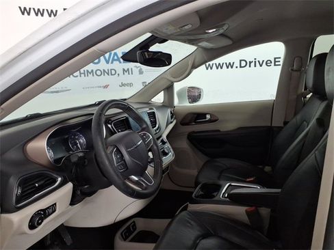 Used 2017 Chrysler Pacifica Touring-L Plus image 12