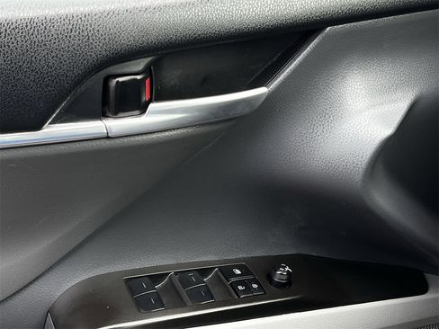 Used 2024 Toyota Camry SE image 21