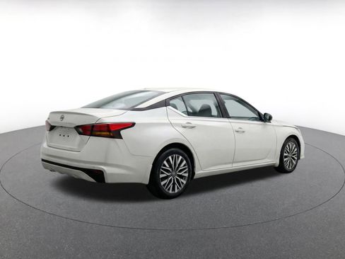 Used 2025 Nissan Altima 2.5 SV FWD image 11