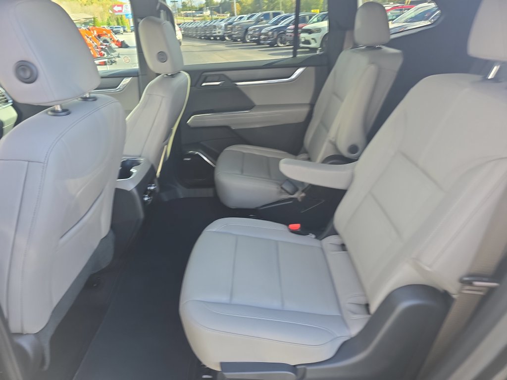 Used 2026 GMC Acadia Elevation w/ Elevation Premium Package FWD image 16