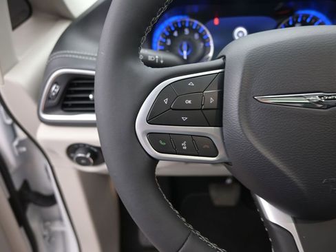 Used 2023 Chrysler Pacifica Limited AWD/4WD image 32