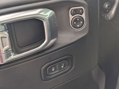 Used 2025 Jeep Wrangler Unlimited Sahara image 11