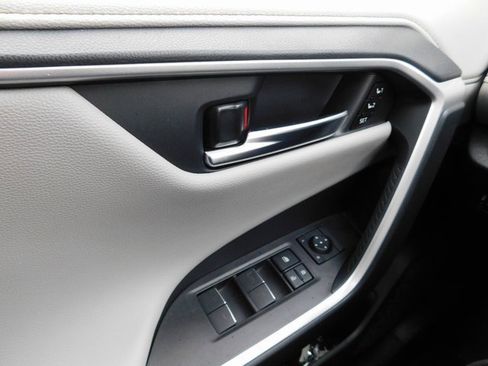 Used 2025 Toyota RAV4 Limited image 29