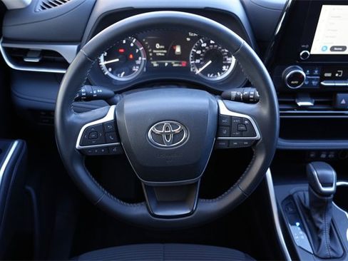 Used 2024 Toyota Highlander LE image 11