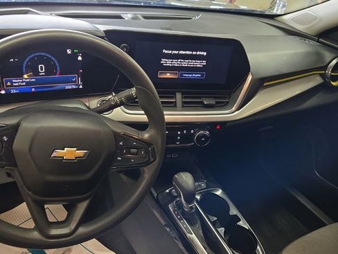 Used 2024 Chevrolet Trax LT image 2