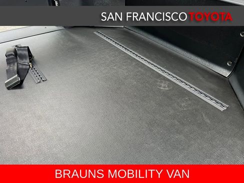 Used 2025 Toyota Sienna XLE image 26