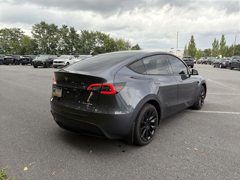 Used 2024 Tesla Model Y Long Range AWD/4WD image 5