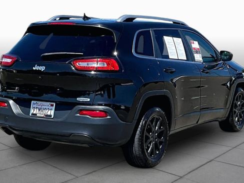 Used 2016 Jeep Cherokee Latitude FWD image 12