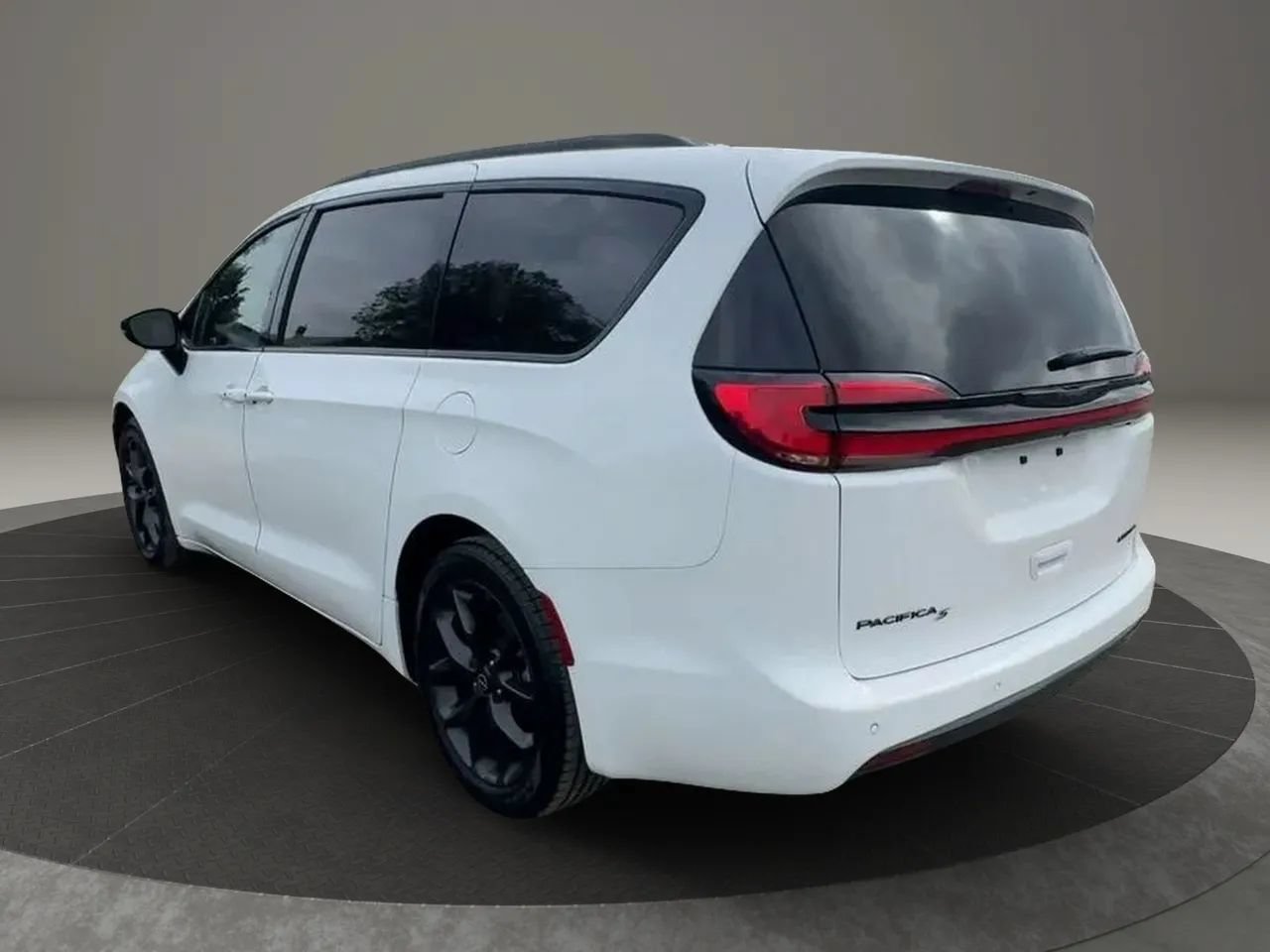 Used 2025 Chrysler Pacifica Limited FWD image 4