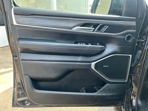 Used 2023 Jeep Wagoneer L Series II RWD image 9