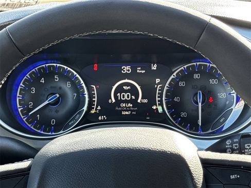 Used 2025 Chrysler Pacifica Limited image 17