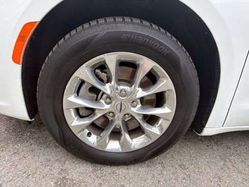 Used 2021 Chrysler Pacifica Touring-L AWD/4WD image 15
