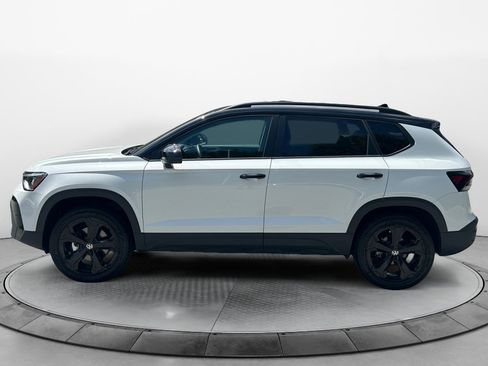 Used 2026 Volkswagen Taos SE AWD/4WD image 4