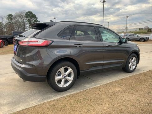 Used 2020 Ford Edge SE image 3